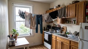 Sem área de serviço no apartamento? Veja como resolver varal, tanquinho e ventilação para lavar e secar roupa sem mofo nem dor de cabeça.